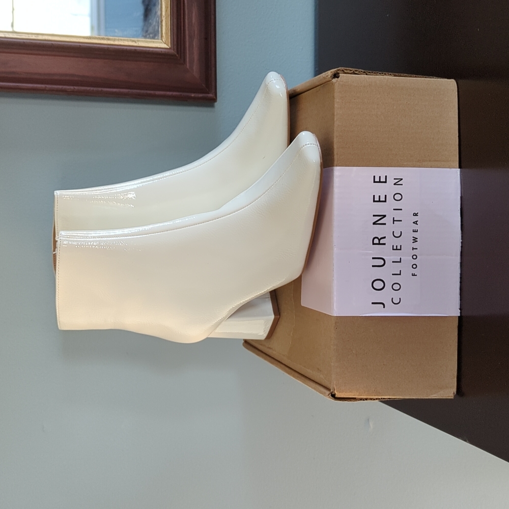 Journee Collection Haylinn White Ankle Boots Size 6.5